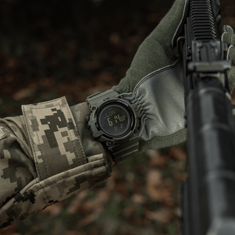 M-Tac Tactical Ur med Kompas 2233 sotilaan ranteessa metsässä, toimintoja ulko- ja taktiseen käyttöön, kestävä muotoilu ja kompassi.
