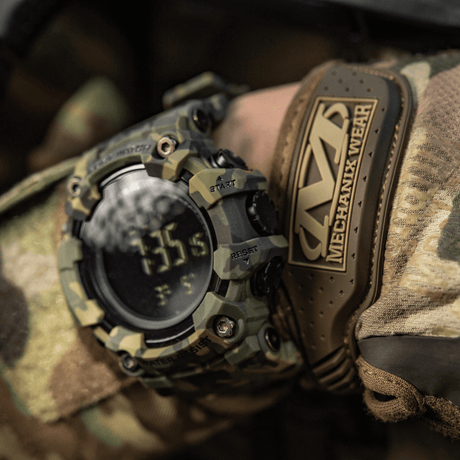 M-Tac Tactical Ur 2037 ranteessa, tukeva muotoilu kompassilla ja LED-taustavalolla, sopii taktiseen käyttöön.