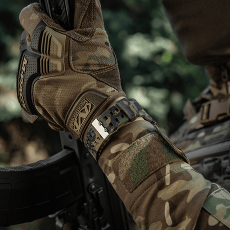 M-Tac Tactical kello 2037 ranteessa camo-takissa, esitetty ulko- ja taktisen käytön yhteydessä en