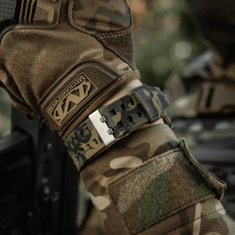 M-Tac Tactical Ur 2037 camo-kuosissa ranteessa, kestävä ranneke, sopii taktiseen käyttöön ja ulkoiluun.