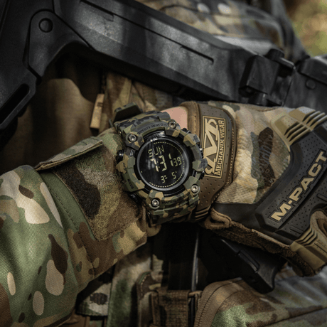 M-Tac Tactical Ur 2037 käytössä, suunniteltu ulko- ja taktiseen käyttöön, tukeva ja kestävä, sisältää kompassin ja LED-taustavalon.