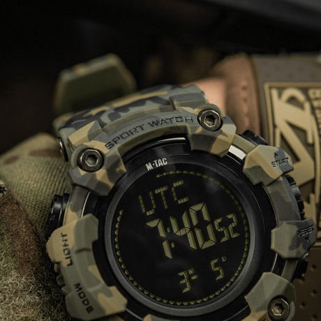 M-Tac Tactical Ur 2037 tukeva maastokuvioinen muotoilu, LED-taustavalo ja toiminnot kuten kompassi ja sekuntikello. Sopii ulko- ja taktiseen käyttöön.