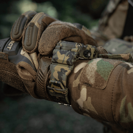 M-Tac Tactical Ur 2037 kädessä maastohanskassa, sopii taktiseen ja ulkoilukäyttöön en