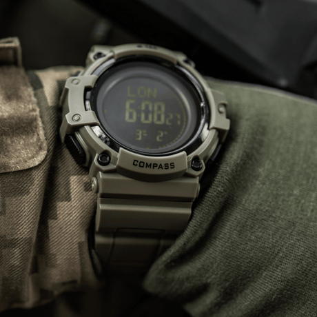M-Tac Tactical Ur med Kompas 2233 maastohihaan kiinnitettynä, kestävä muotoilu, LED-taustavalo ja kompassi.