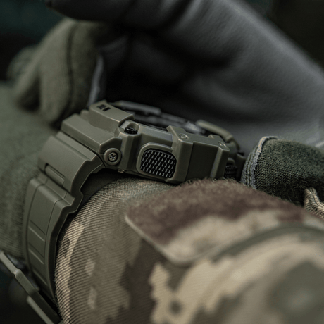 M-Tac Tactical Ur med Kompas 2233 kestävä muotoilu ulko- ja taktiseen käyttöön, kompassi, LED-taustavalo ja hälytykset.