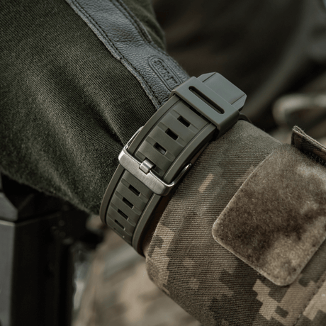 M-Tac Tactical Ur med Kompas 2233 sotilaan ranteessa, kestävä kello taktiseen käyttöön ja ulkoiluun.