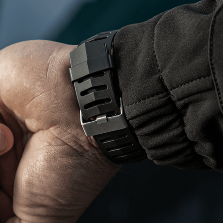 M-Tac Tactical Ur 2147 tukevalla hihnalla, sopii taktiseen käyttöön ja päivittäisiin aktiviteetteihin, korostaa kestävyyttä ja tyyliä.