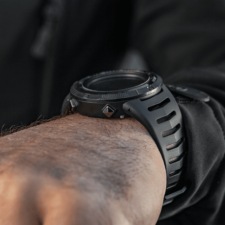 M-Tac Tactical kello 2147 tukevalla muotoilulla miehen ranteessa, esitetty ulko- ja taktisen käytön yhteydessä en