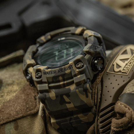 M-Tac Tactical Ur 2037 maastokuvioinnilla, sopii ulko- ja taktiseen käyttöön, 5ATM-vesitiiviys ja LED-taustavalo.