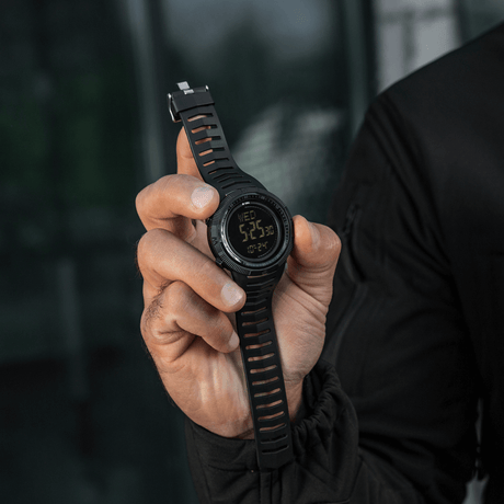 M-Tac Tactical Ur 2147 henkilön pitämässä, näyttää tukevan muotoilun taktiseen tai päivittäiseen käyttöön, sisältää kompassin ja LED-valon.