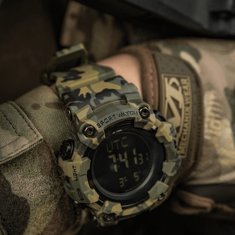 M-Tac Tactical Ur 2037 maastokuvioinnilla; sopii ulko- ja taktiseen käyttöön, sisältää kompassin ja LED-valon.