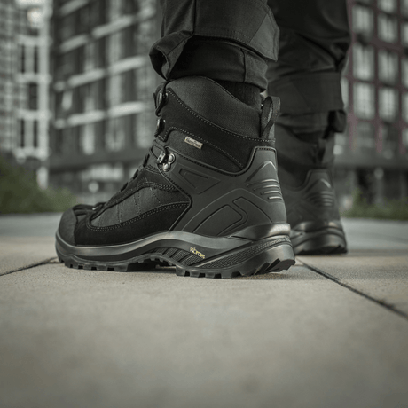 M-Tac Taktiske Demi-Season Støvler Pro Line vahvalla Vibram-pohjalla kaupunkiympäristössä – kestävä ja kosteudenkestävä muotoilu taktisiin tehtäviin.