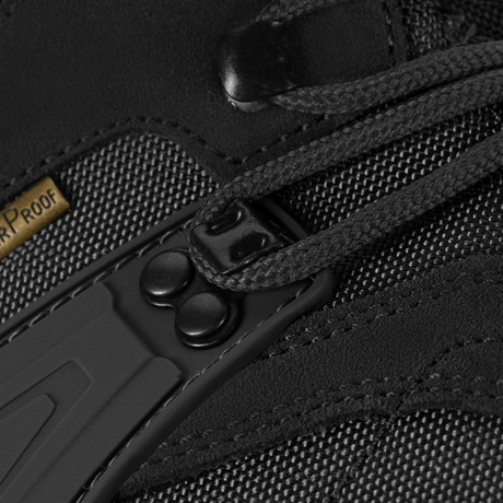 Lähikuva M-Tac Taktiske Demi-Season Støvler Pro Line -kengästä, kestävä suede- ja Cordura-materiaali ja yksityiskohtainen ompelu.