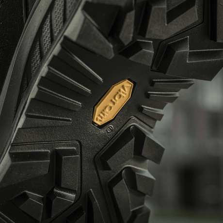 Yksityiskohta Vibram-pohjasta M-Tac Taktiske Demi-Season Støvler Pro Line -kengissä optimaalista pitoa ja vakautta varten.