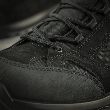 Lähikuva M-Tac Taktiske Demi-Season Støvler Pro Line -kengästä, kestävästä suede- ja Cordura-materiaalista, suunniteltu taktisiin tehtäviin ja vaellukseen.