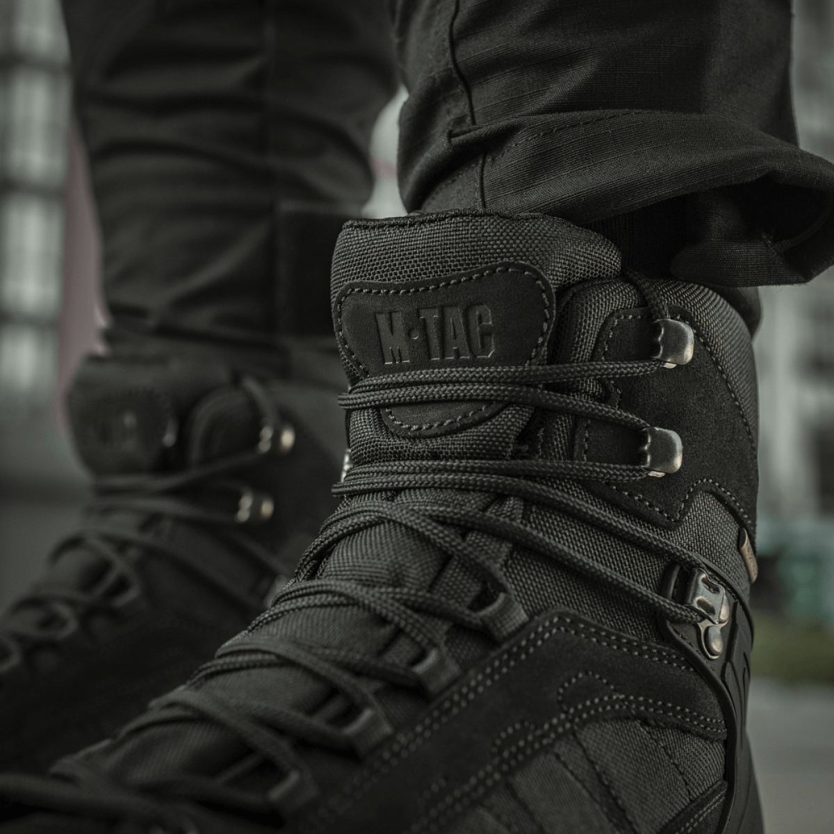 M-Tac Taktiske Demi-Season Støvler Pro Line i slidstærk suede og Cordura med Vibram-sål for komfort og holdbarhed under taktiske opgaver.