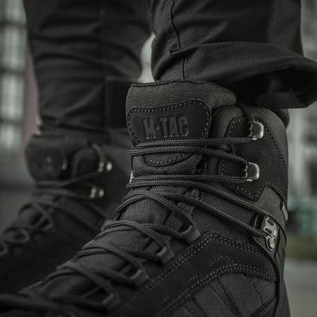 M-Tac Taktiske Demi-Season Støvler Pro Line kestävästä suede- ja Cordura-materiaalista, Vibram-pohja mukavuutta ja kestävyyttä varten taktisiin tehtäviin.