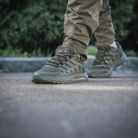 M-Tac Tactical Summer Sport Sneakers i brug på en solrig dag, designet til komfort og holdbarhed med EVA-skum og gummisål.