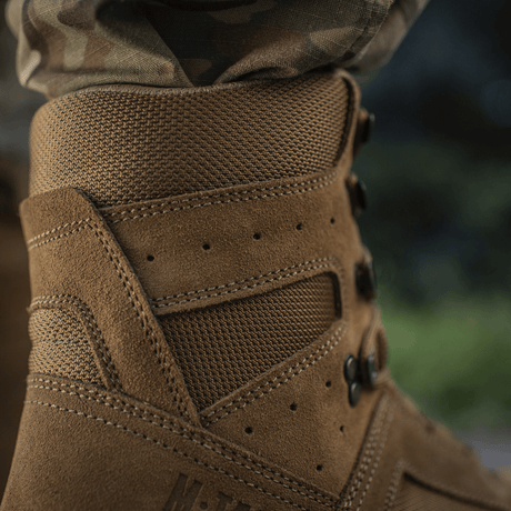 Lähikuva M-Tac taktisten kesäjalkineiden ruskeasta nahasta ja Cordura®-verkosta ulkokäyttöön
