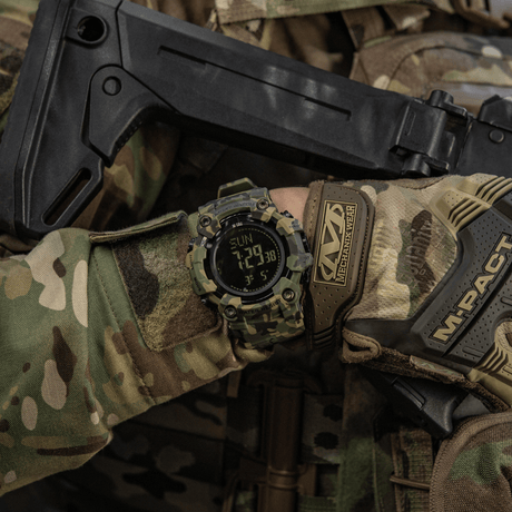 M-Tac Tactical Ur 2037 LED-taustavalolla ja kompassilla, sopii taktiseen käyttöön. Iskunkestävä ABS-kotelo ja teräksinen takakansi. 5ATM-vesitiiveys.