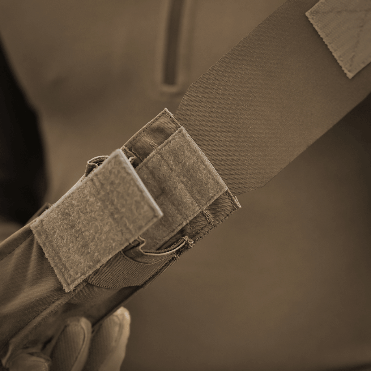 M-Tac taske til 2 magasiner lavet af holdbart Cordura materiale, velegnet til militær og politiudstyr. Vis detaljeret lukning.