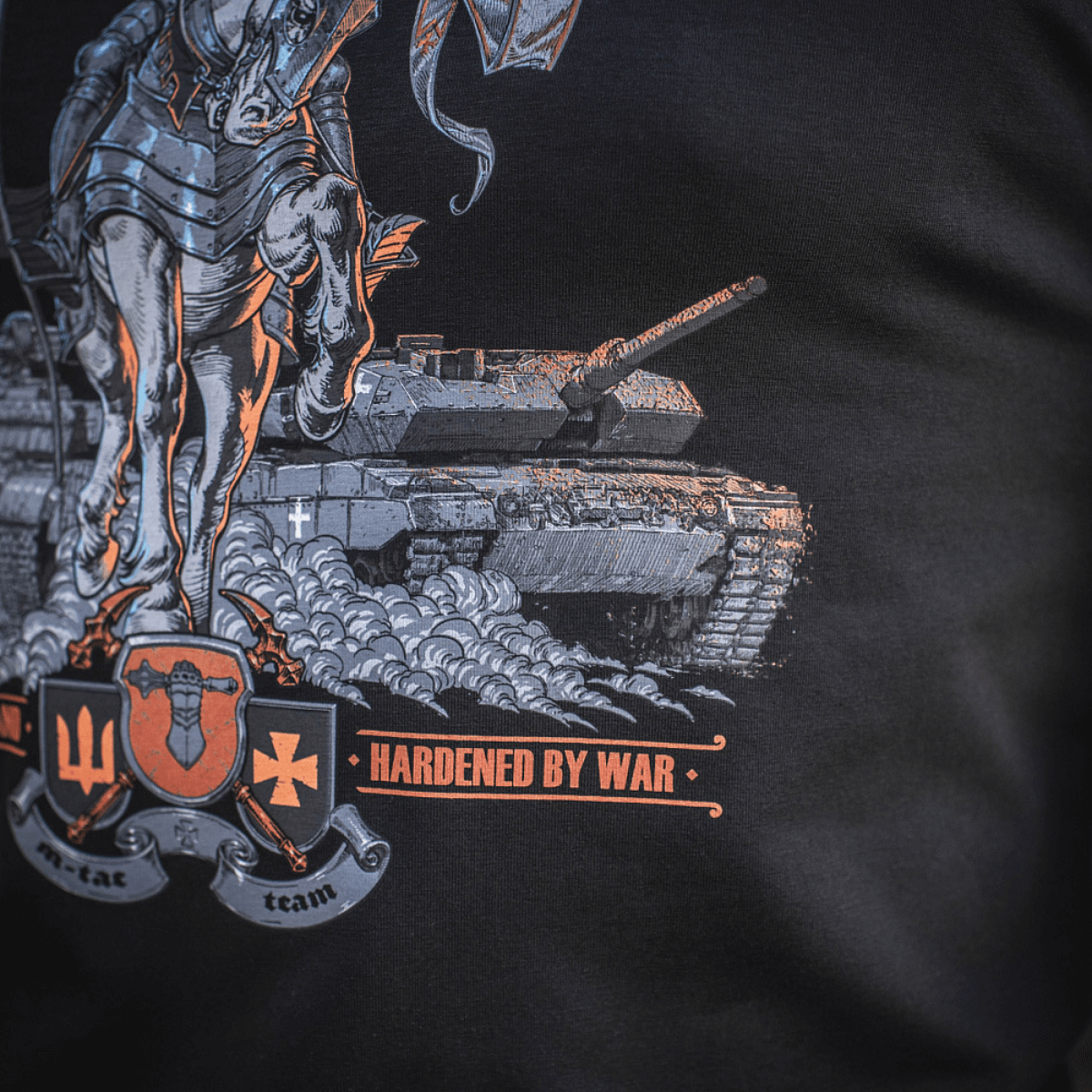 M-Tac T-Shirt Steel Knight med ridder, Leopard 2 tank og T-72 tank print for at hylde styrken hos Ukraines forsvarsstyrker.