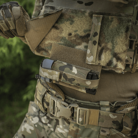 M‑Tac Tourniquet Pouch Elastic Gen.5 monteret på taktisk vest, med CAT tourniquet i Cordura 500D, hurtig adgang og sikker fastholdelse.