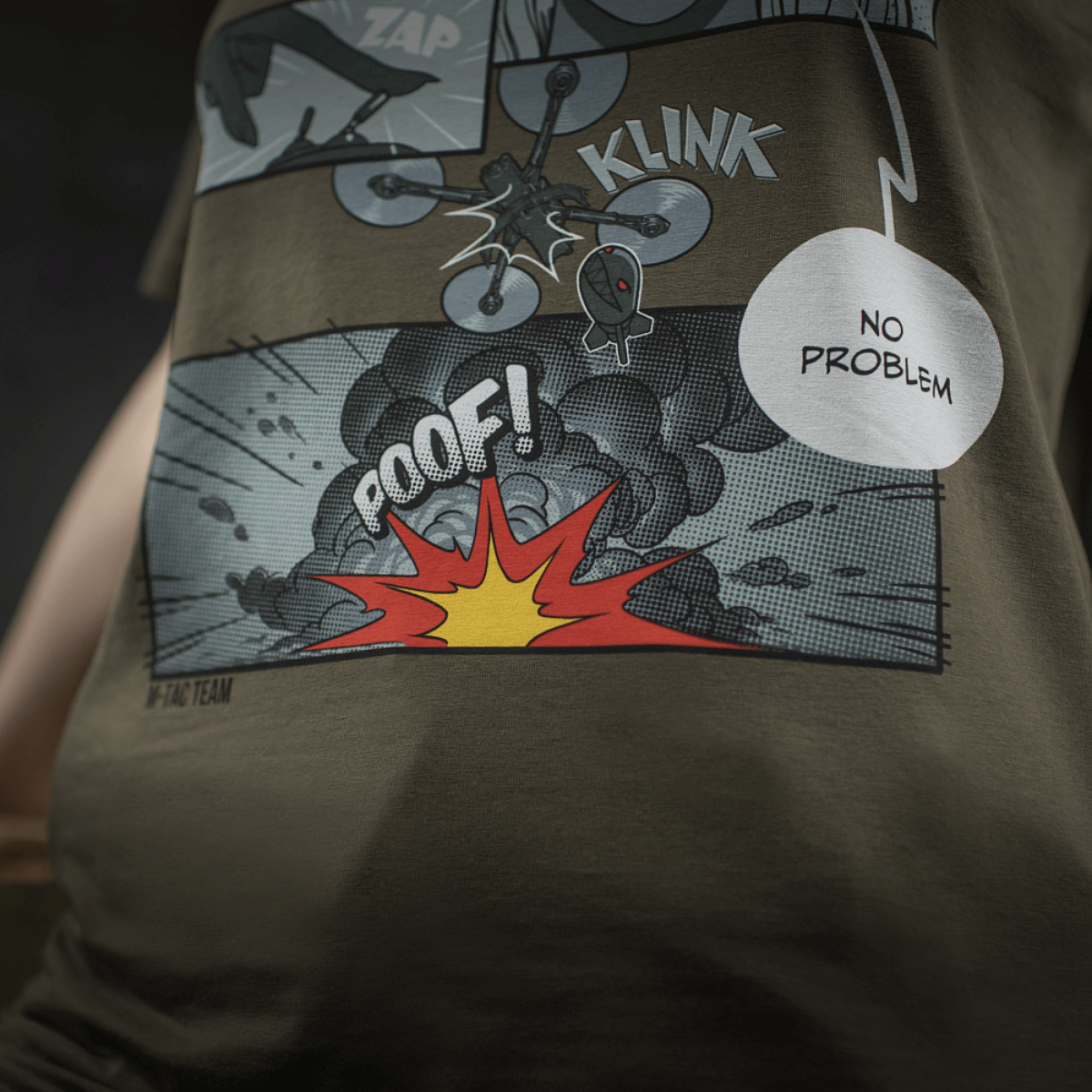 M-Tac T-Shirt Comics Drone Girl med comic-inspireret print af FPV-pilot og droner, viser styrke og effektivitet, komfortabel bomuldsblanding.
