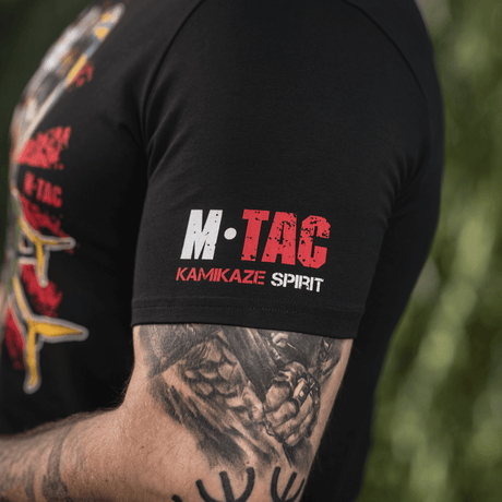 Mand i M-Tac T-Shirt Kamikaze Spirit med stiliseret kranie og FPV-goggles design, lavet af bomuld og elastan, ideel til højrisikomissioner.