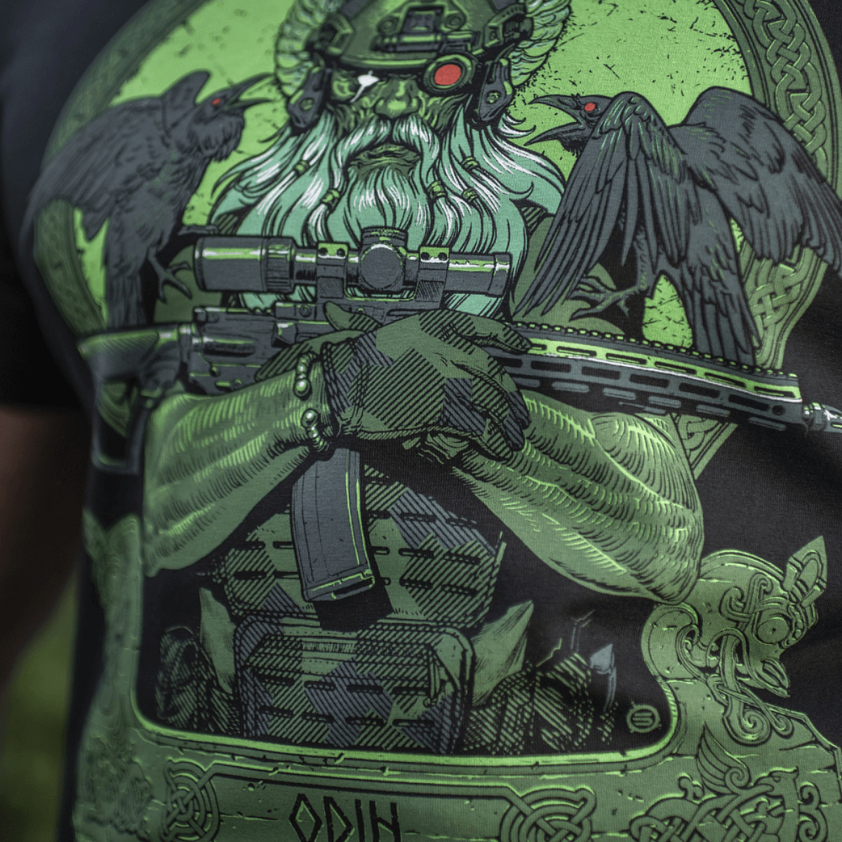 M-Tac T-Shirt Night Vision med Odin, moderne kampudstyr og ravnene Hugin og Munin, "Valhalla Calling" tema. Blød bomuldsblanding.