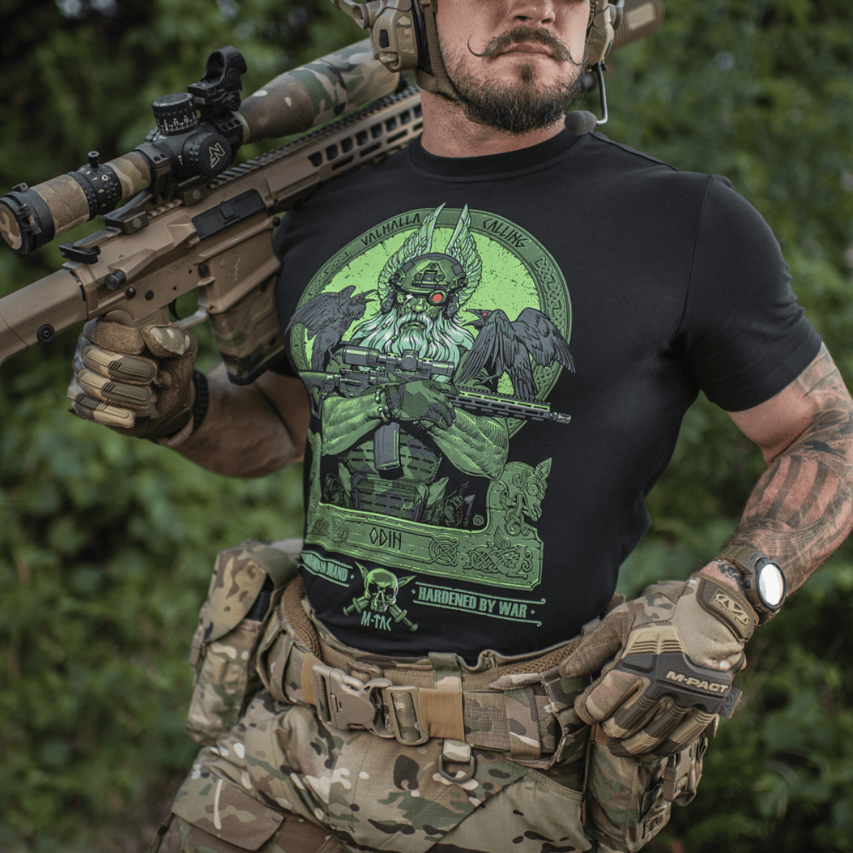 M-Tac T-Shirt Night Vision med Odin-print og kampudstyr, inklusive NVG-hjelm, og teksten 'Valhalla Calling'. Komfortabel bomuldsblanding.