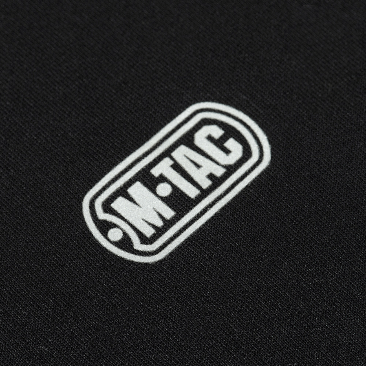 Reflekterende M-Tac logo på sort M-Tac T-shirt Ultra Light Polartec til træning og udendørsaktiviteter.