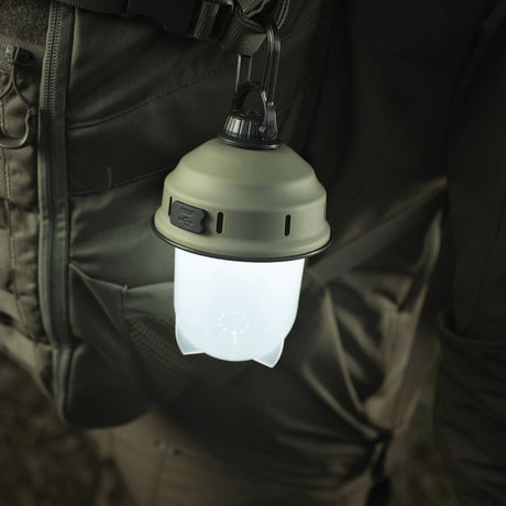 M-Tac retkeilyriippuvalaisin roikkuu repusta, LED-tekniikka retkeilyyn ja metsästykseen, retrotyyli USB-latauksella.