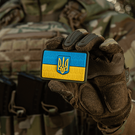 M-Tac Patch Ukraine Flag Trident 3d PVC, pidetään en henkilön toimesta sotilasasu päällä