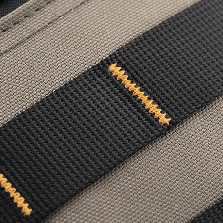 Lähikuva remmistä M-Tac Urban Line City Patrol Fastex -laukussa, valmistettu kestävästä polyesteristä PVC-pinnoitteella.