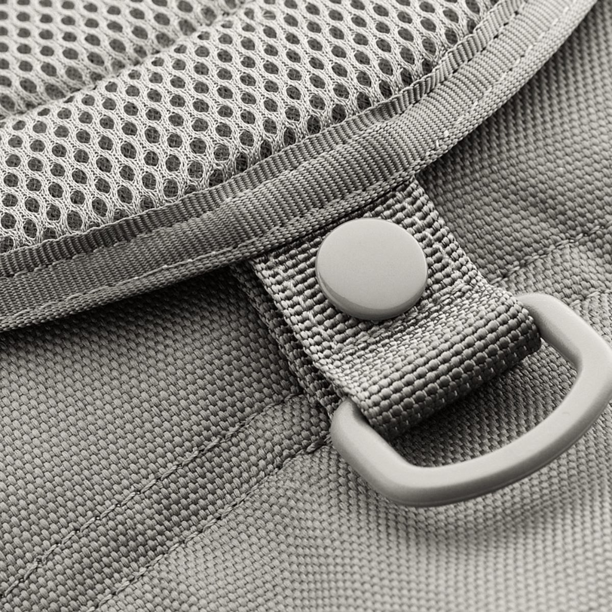 Detaljebillede af M-Tac Urban Line City Patrol Taske, tæt på det slidstærke 600D polyester og knap, perfekt til urban brug.