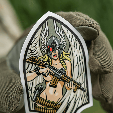 M-Tac Sticker Valkyrie viser Valkyrie med M4 gevær og normannisk hjelm. Inspireret af Arrowhead patch, dekoration med mytologisk motiv.