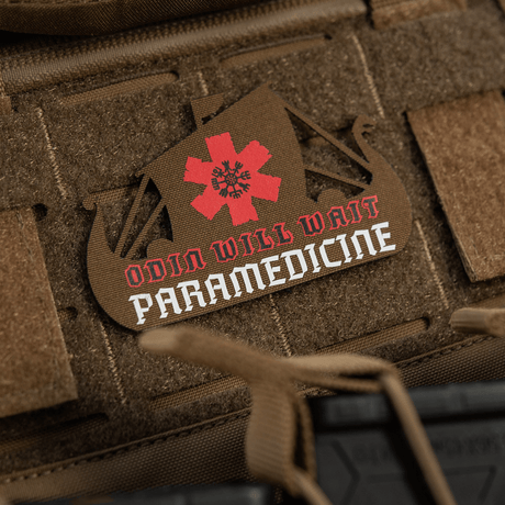 M-Tac Patch Viking Evac ruskeana laivanmuotoisena, punaisella paramedicinsk-tähdellä ja tekstillä taktiseen reppuun