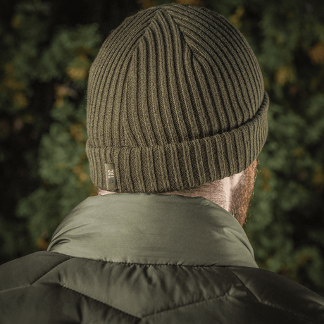 M-Tac Watch Cap 100% Akryl strikket i olivengrøn farve, ideel til køligt vejr, viser lav pasform og dobbelt opslag for ekstra varme.