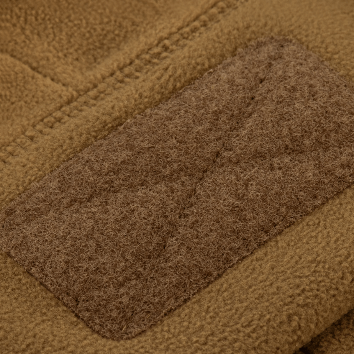 Nærbillede af M-Tac Watch Cap Elite Fleece Beanie Hat Velcro, fokus på velcro-panel og fleece-materiale, ideel til taktisk brug.
