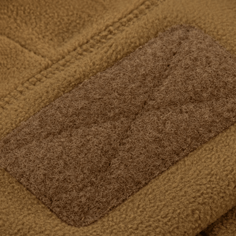 Nærbillede af M-Tac Watch Cap Elite Fleece Beanie Hat Velcro, fokus på velcro-panel og fleece-materiale, ideel til taktisk brug.