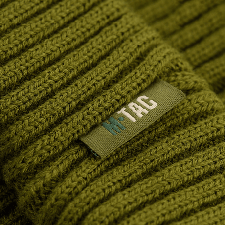 M-Tac Watch Cap 100% Akryl i olivengrøn industriel strik, vist med mærket for holdbar, varm hue i køligt vejr.