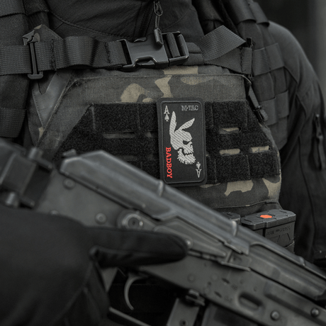 M-Tac Patch Bad Boy (Broderi) liivissä, symboloi karismaa, rohkeutta, vapautta ja huumoria. Ace of spades ja jäniksen kallo -muotoilu.