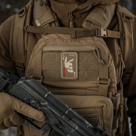 M-Tac Patch Bad Boy (kirjonta) repussa, en, jossa koiran kallo on kirjailtu korttiin, symboloi vapautta ja rohkeutta.