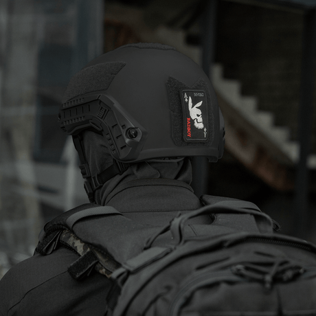 M-Tac Patch Bad Boy (Broderi) kiinnitetty mustaan kypärään, esittää jäniksen kallo pataässässä.
