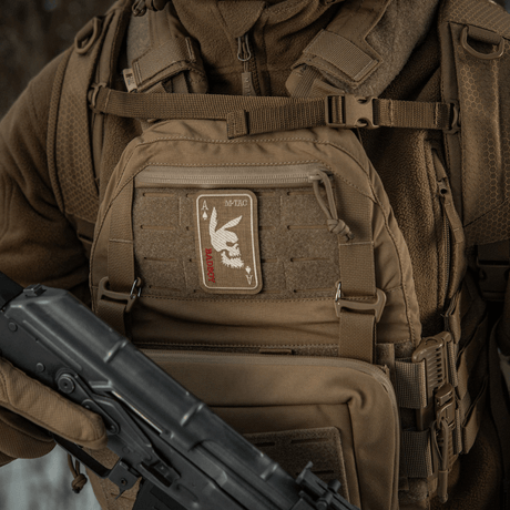 M-Tac Patch Bad Boy (Broderi) kiinnitetty taktiseen liiviin, kirjailtu Cordura 500D:hen ace of spades -motiivilla ja jyrkällä jäniksen kallo-kuvalla.