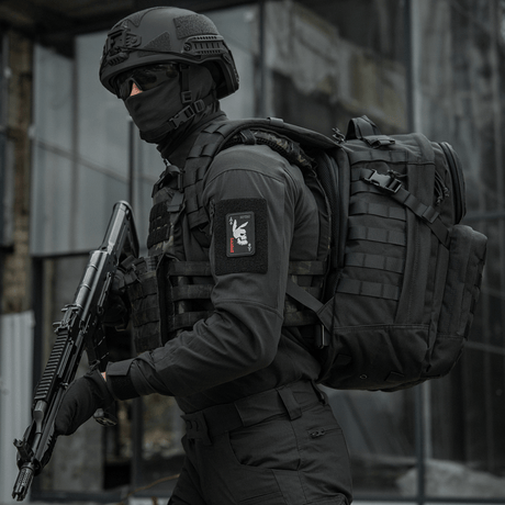 Taktinen operaattori käyttää "M-Tac Patch Bad Boy (Broderi)" -merkkiä, kanin kallo ace of spades -kortissa, ase kädessä urbaanissa ympäristössä.