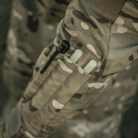 Taktisk lomme på M-Tac Jakke Sturm Gen.II NYCO Extreme med camouflagemønster og lommer til udstyr, ideel til udendørs aktiviteter.