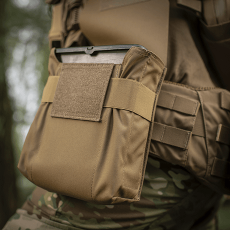 M-Tac-tasku M249 Cartridge Box Closed kiinnitettynä taktiseen liiviin metsäalueella