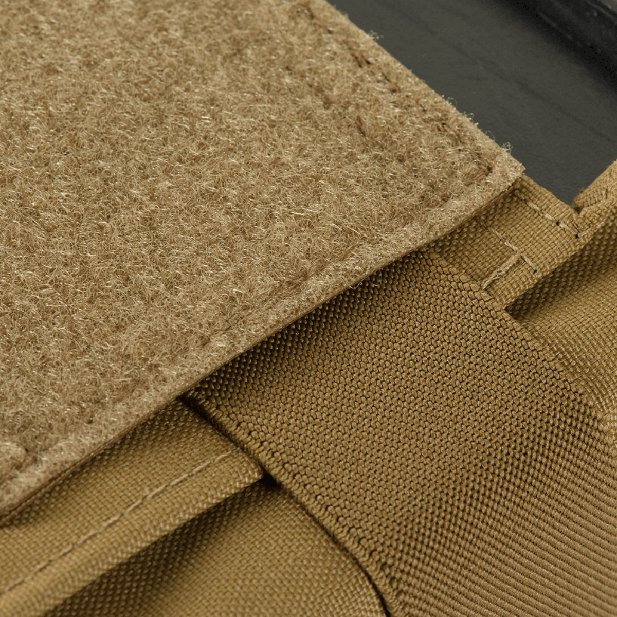 Nærbillede af M-Tac Pouch til M249 Cartridge Box Closed med holdbar Cordura 500D og velcro lukkesystem.